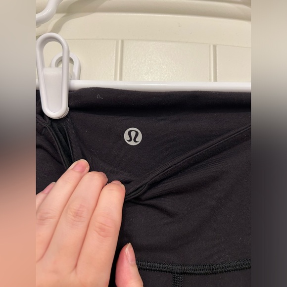Lululemon Size 2 Black Wunder Under Leggings - Picture 2 of 4